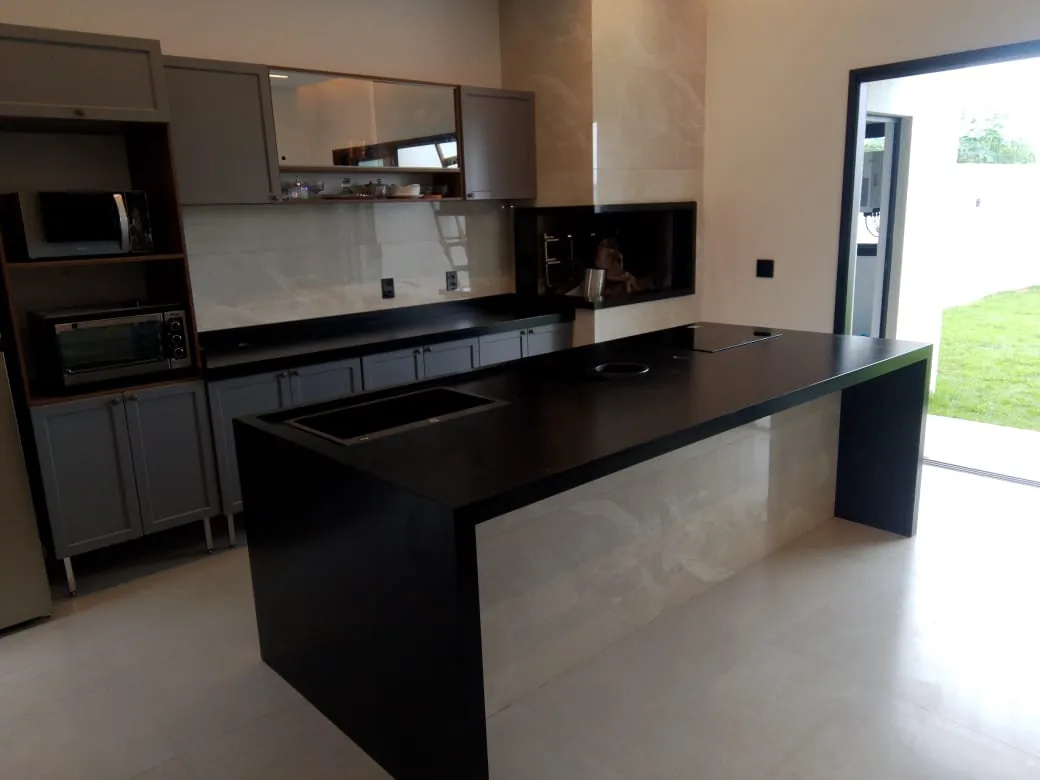 Cozinha planejada com ilha e bancada em granito preto, vendida por Sylvania em Sinop-MT